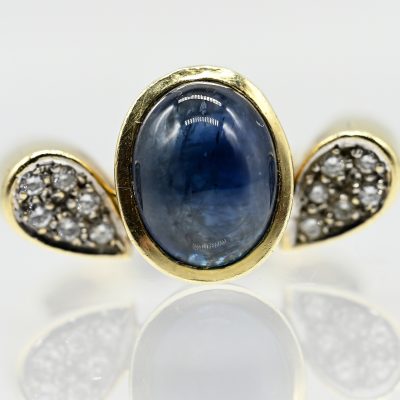 Los Nr. 186 Ring mit Saphir-Cabochon und 12 Brillanten, zus. ca. 0,14 ct (lt. Stempel), 90er Jahre