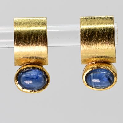 Los Nr. 189 Paar Ohrstecker mit Saphir-Cabochon, moderne Goldschmiedearbeit NM, 21. Jh.