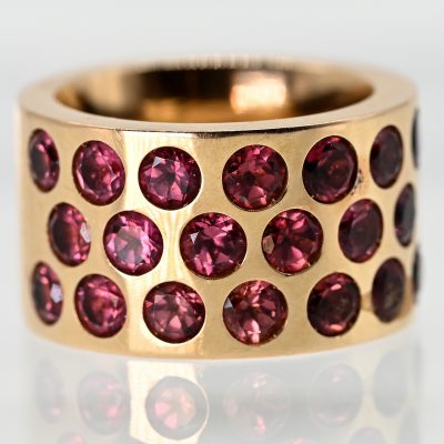 Los Nr. 192 Breiter, massiver Ring mit 20 pinkfarbenen Turmalinen, Juwelierarbeit, 21. Jh.