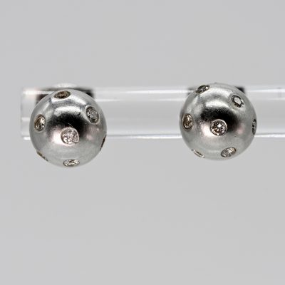 Los Nr. 194 Paar Ohrstecker mit je 7 Melée-Brillanten, zus. ca. 0,1 ct, 21. Jahrhundert