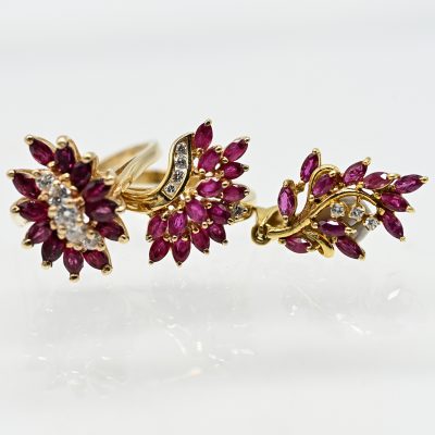 Los Nr. 199 Anhänger und 2 verschiedene Ringe mit Rubin und Brillanten z.T. im Meléeschliff, 21. Jh.