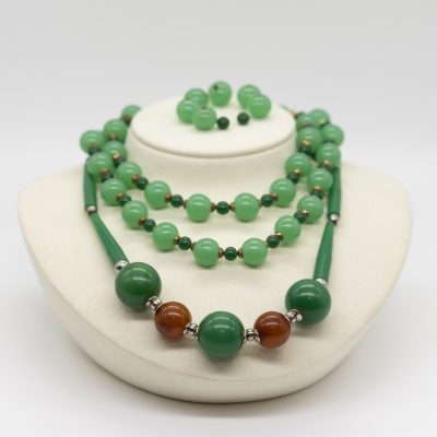 Los Nr. 020 2 verschiedene Colliers aus grünem Achat und Bakelit, 20. Jahrhundert