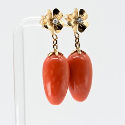 Los Nr. 210 Paar Ohrgehänge mit Korallenpampeln und kleinen Brillanten, Juwelier Bergmann, Hamburg, 20. Jh.