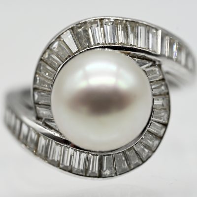 Los Nr. 214 Großer Ring mit Südsee-Perle und 48 Diamant-Baguettes, zus. ca. 2,7 ct, Juwelierarbeit, 80er Jahre
