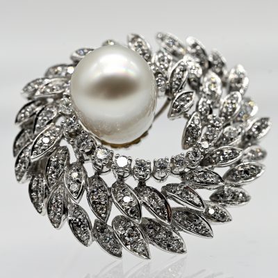 Los Nr. 215 Brosche mit Südsee-Perle, ca. 138 Melée-Brillanten und 19 Brillanten, zus. ca. 1,4 ct, 80er Jahre