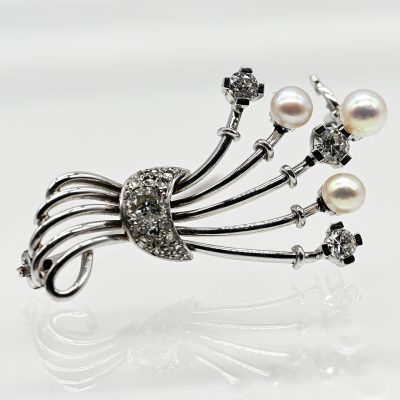 Los Nr. 216 Brosche mit 3 Akoya-Perlen, 4 Brillanten und 18 Melée-Brillanten, zus. ca. 0,8 ct, Juwelierarbeit, 70er Jahre