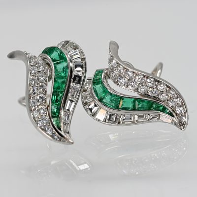 Los Nr. 218 Paar Ohrclips mit 14 hochfeinen Smaragd-Carrées, 20 Diamant-Baguettes und 38 Brillanten, Juwelierarbeit, 80er Jahre
