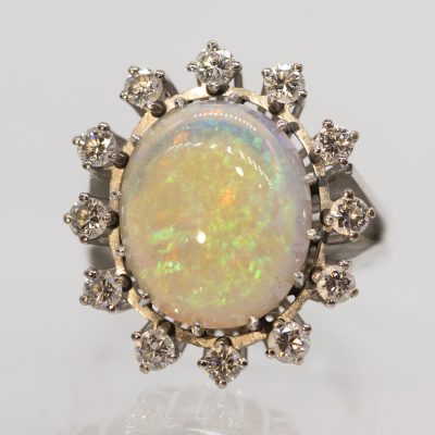 Los Nr. 022 Cocktail-Ring mit Opal-Cabochon ca. 17,1 ct und 12 Brillanten, zus. ca. 0,8 ct, 80er Jahre
