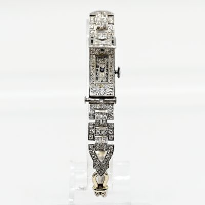 Los Nr. 220 Schmuckarmbanduhr aus Platin mit reichem Diamantbesatz, zus. ca. 1,36 ct, bezeichnet Sbura, Art Déco; Ansatzband, 1970er