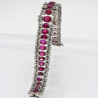 Los Nr. 222 Prunkvolles Armband mit 31 Rubinen und 252 Diamanten, zus. ca. 10 ct, aus verschiedenen Epochen