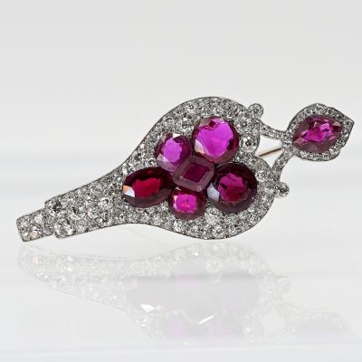 Los Nr. 223 Prunkvolle Nadel mit 7 Rubinen und ca. 111 Altschliff-Diamanten, zus. ca. 5,38 ct (lt. Gravur), gestempelt Carl Ernst, aus verschiedenen Epochen