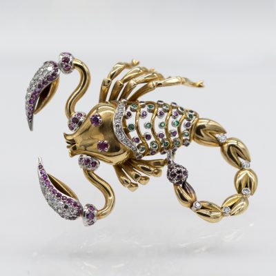 Los Nr. 224 Große Brosche „Skorpion“ mit 97 Rubinen, 14 Smaragden und 46 Achtkant-Diamanten, Juwelierarbeit, 90er Jahre