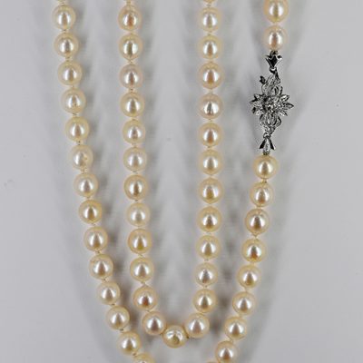 Los Nr. 226 Lange Akoya-Perlenkette mit weißgoldener, diamantbesetzter Schließe, 80er Jahre