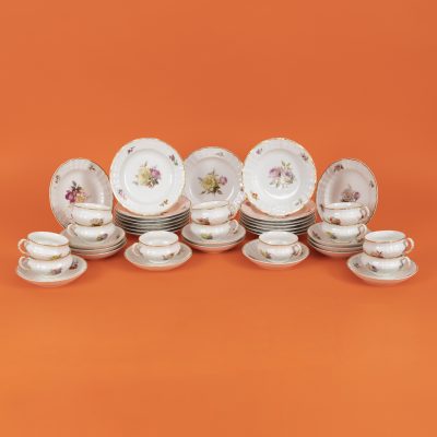 Los Nr. 230 Teeservice für 12 Personen, Form „Rocaille“ mit Rosenblüten Malerei, Friedrich Elias Meyer 1767, KPM Berlin, Ausführung 20. Jh.