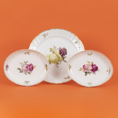 Los Nr. 231 Konvolut 1 große Rundschale und 2 ovale Platten, Form „Rocaille“ mit Rosenblüten Malerei, Friedrich Elias Meyer 1767, KPM Berlin, Ausführung 20. Jh.