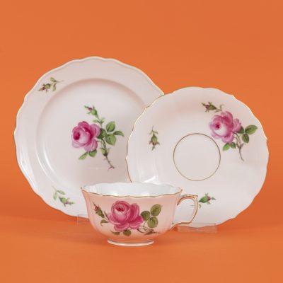 Los Nr. 233 Teegedeck, Form „Neuer Ausschnitt“ mit Dekor „Meissener Rose“; Meissen, 20. Jh.
