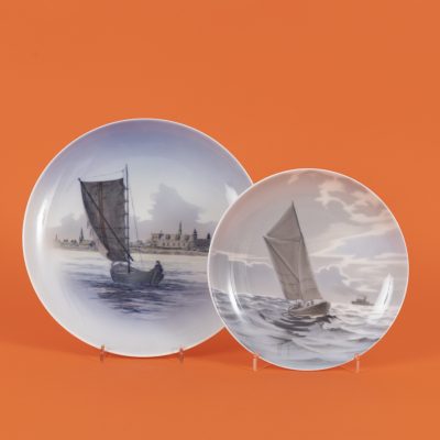 Los Nr. 234 2 Wandteller mit Segelschiff Motiven, Bing & Gröndahl und Royal Copenhagen, Dänemark, 20. Jh.