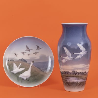 Los Nr. 235 Große Vase und Wandteller mit Schwänen und Gänsen, Royal Copenhagen, Dänemark, 20. Jh.