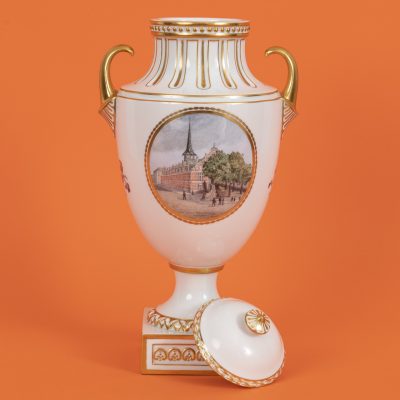 Los Nr. 236 Deckelvase mit Stadtansicht, Jubiläumsgabe 1924, Royal Copenhagen, 20er Jahre des 20. Jh.
