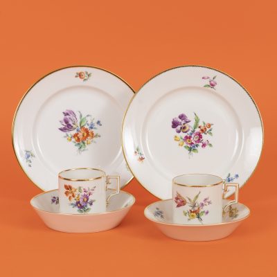 Los Nr. 237 2 Mokkagedecke / Espressotassen im klassizistischen Stil, Blumenmalerei, KPM Berlin, 20. Jh.