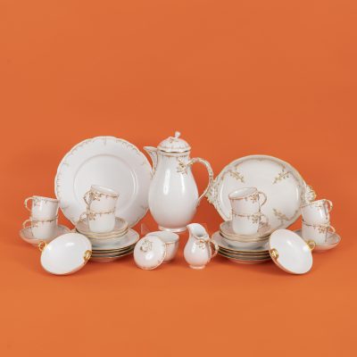 Los Nr. 238 Kaffeeservice „Neuglatt“ für 8 Personen plus Plateau „Neuzierat“ und 2 Ringhenkelschälchen, u.a. Friedrich Elias Meyer, KPM Berlin, Ausf. 20. Jh.