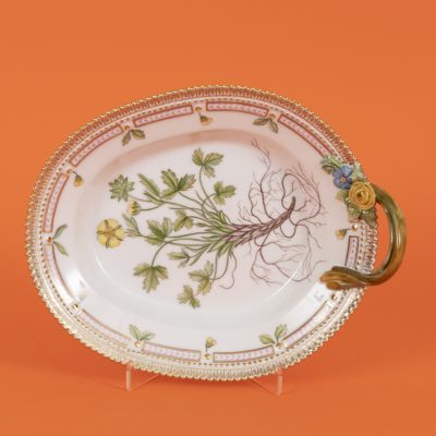 Los Nr. 239 Schale mit stilisiertem Asthenkel “Flora Danica”, Royal Copenhagen, 1790, Ausf. 20. Jh.