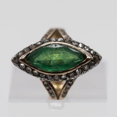 Los Nr. 024 Marquise-Ring mit grünem Farbstein, 16 Melee-Diamanten und 25 kleinen Altschliff-Diamanten, zus. ca. 0,26 ct, 19. Jh.