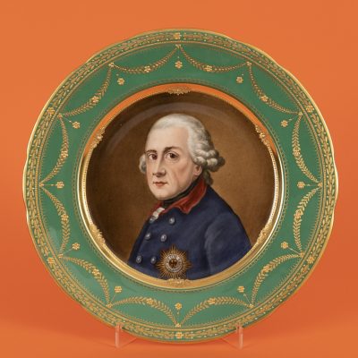 Los Nr. 241 Prunkteller mit Portrait „Friedrich der Große“, KPM Berlin, 20. Jahrhundert