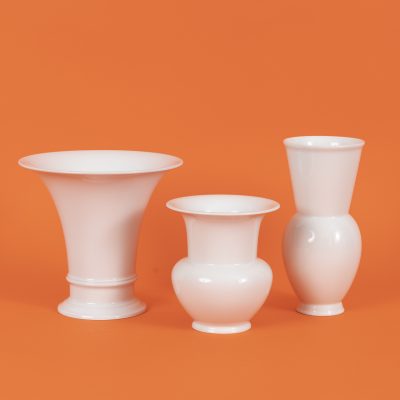 Los Nr. 244Konvolut 3 Vasen Formen „Fidibus“, „Trompetenform“ und „Halle“, Karl Friedrich Schinkel, um 1820 und Marguerite Friedlaender, 1931, KPM Berlin, 20. Jh.