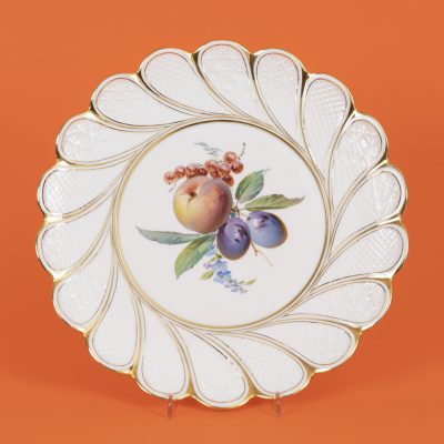 Los Nr. 249 Prunkteller mit Fächerrelief und Obstmalerei, Meissen, um 1900