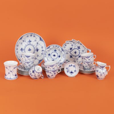 Los Nr. 250 Kaffeeservice Konvolut für bis zu 7 Personen „Musselmalet Halbspitze“; Arnold Krog, 1888, Royal Copenhagen, Dänemark, Ausf. 20. Jh.