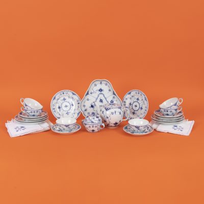 Los Nr. 251 Teeservice für 6 Personen „Musselmalet Halbspitze“; Arnold Krog, 1888, Royal Copenhagen, Dänemark, Ausf. 20. Jh.