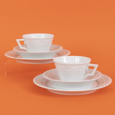 Los Nr. 252 2 Tee-Gedecke aus dem Service „Kurland“, KPM Berlin, um 1790, Ausf. 20. Jh.