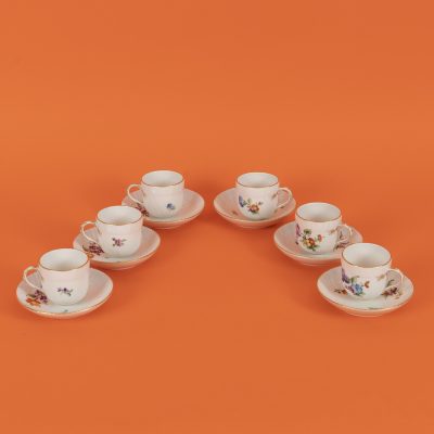 Los Nr. 254 6 Mokkatassen / Espressotassen „Neuosier“ mit Blumenmalerei, KPM, Berlin, 18. Jh, Ausführung 20. Jh.