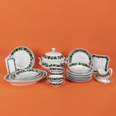 Los Nr. 256 Speiseservice Konvolut für bis zu 8 Personen „Voller grüner Weinkranz“, Meissen, 19./20. Jahrhundert.