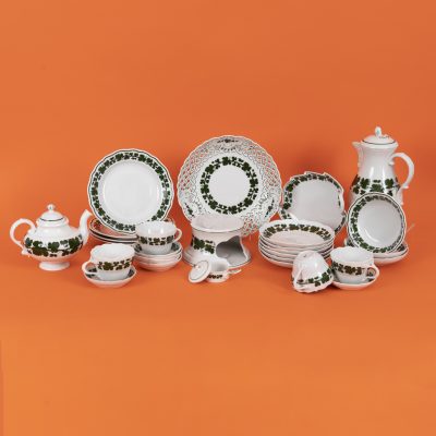 Los Nr. 257 Kaffee- / Teeservice Konvolut „Voller grüner Weinkranz“, Meissen, 20. Jahrhundert
