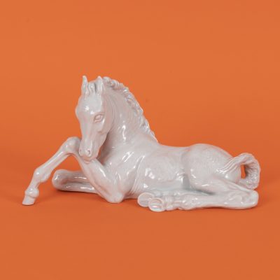 Los Nr. 262 Tierplastik „Liegendes Fohlen“, Entwurf Willi Münch-Khe aus 1937, Meissen, 20. Jh.