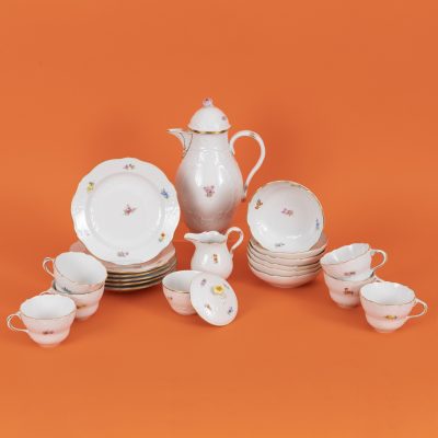 Los Nr. 264 Kaffeeservice für 6 Personen mit Dekor „Gestreute Blümchen“, Meissen, 20. Jahrhundert