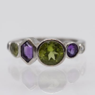 Los Nr. 027 Ring mit 2 Peridote, 3 Amethyste und 1 Diamanten ca. 0,06 ct, Goldschmiedearbeit, 90er Jahre