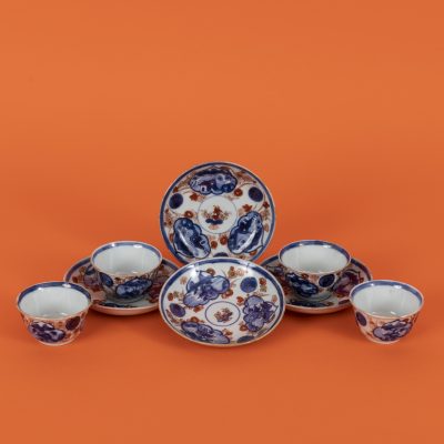 Los Nr. 274 4 kleine Kummen mit Untertellern, Japan, Imari, Meiji-Zeit, 1868–1912