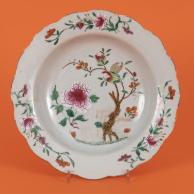 Los Nr. 275 Teller mit Päoniendekor, China, 18. Jahrhundert