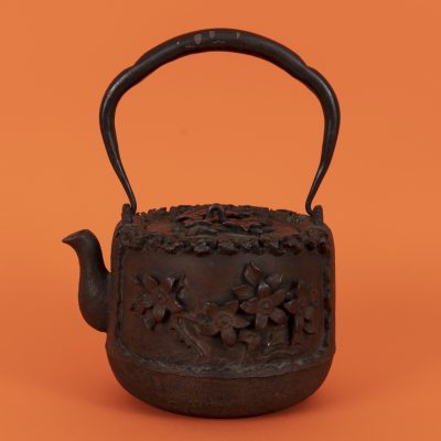 Los Nr. 277 Antike Tetsubin mit floralem Dekor, Japan, um 1900