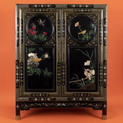 Los Nr. 279 Asiatischer Lackschrank mit  Perlmutt- und Speckstein-Applikationen, Japan, 1. Hälfte 20. Jh., und Armlehnstuhl mit Gold und Bemalung, 20. Jh.