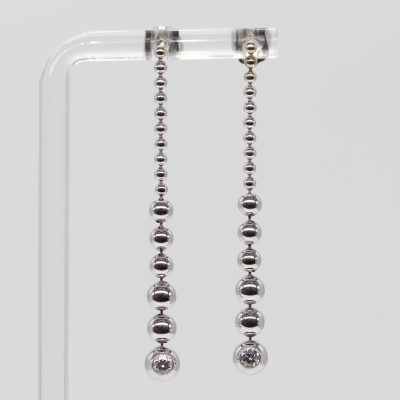 Los Nr. 028 Paar lange Ohrgehänge mit 2 Brillanten, zus. ca. 0,3 ct, Juwelierarbeit, 21. Jahrhundert