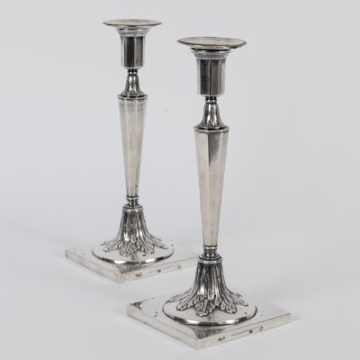 Los Nr. 296 Paar seltene klassizistische Leuchter, Esajas Carl Hoffman (1781 bis 1813 tätig), Berlin, um 1800