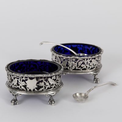 Los Nr. 298 Paar Gewürzschalen mit Löffeln, Robert Frederick Fox, London, England, 1919/1920