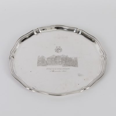 Los Nr. 299 Chippendale-Tablett mit Gravur, Wilhelm Binder, Schwäbisch Gmünd, 2. Hälfte 20. Jahrhundert