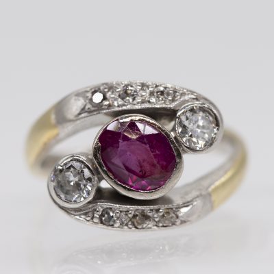 Los Nr. 030 Ring mit Rubin ca. 1 ct, 2 Brillanten, zus. ca. 0,3 ct, und 6 kleinen Altschliff-Diamanten, 1. Hälfte 20. Jahrhundert