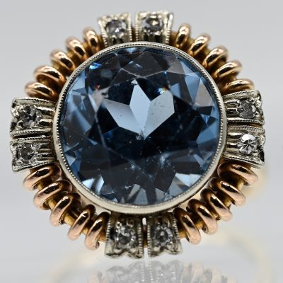 Los Nr. 031 Ring mit blauem Farbstein und 8 Diamanten, zus. ca. 0,16 ct, 1. Hälfte 20. Jahrhundert