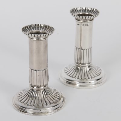 Los Nr. 312 Paar antike Standleuchter, Daniel & John Wellby, London, England, 1884 und 1886